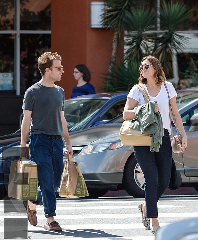 Mandy Moore Steps Out With Rumored New Boyfriend Taylor Goldsmith See The Exclusive First Pics E Online Ca